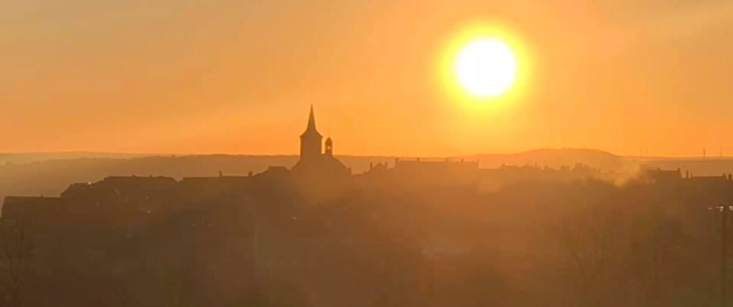 A sun that dominates Flavigny, the most beautiful village in France, spend a quiet stay in a charming house in Burgundy