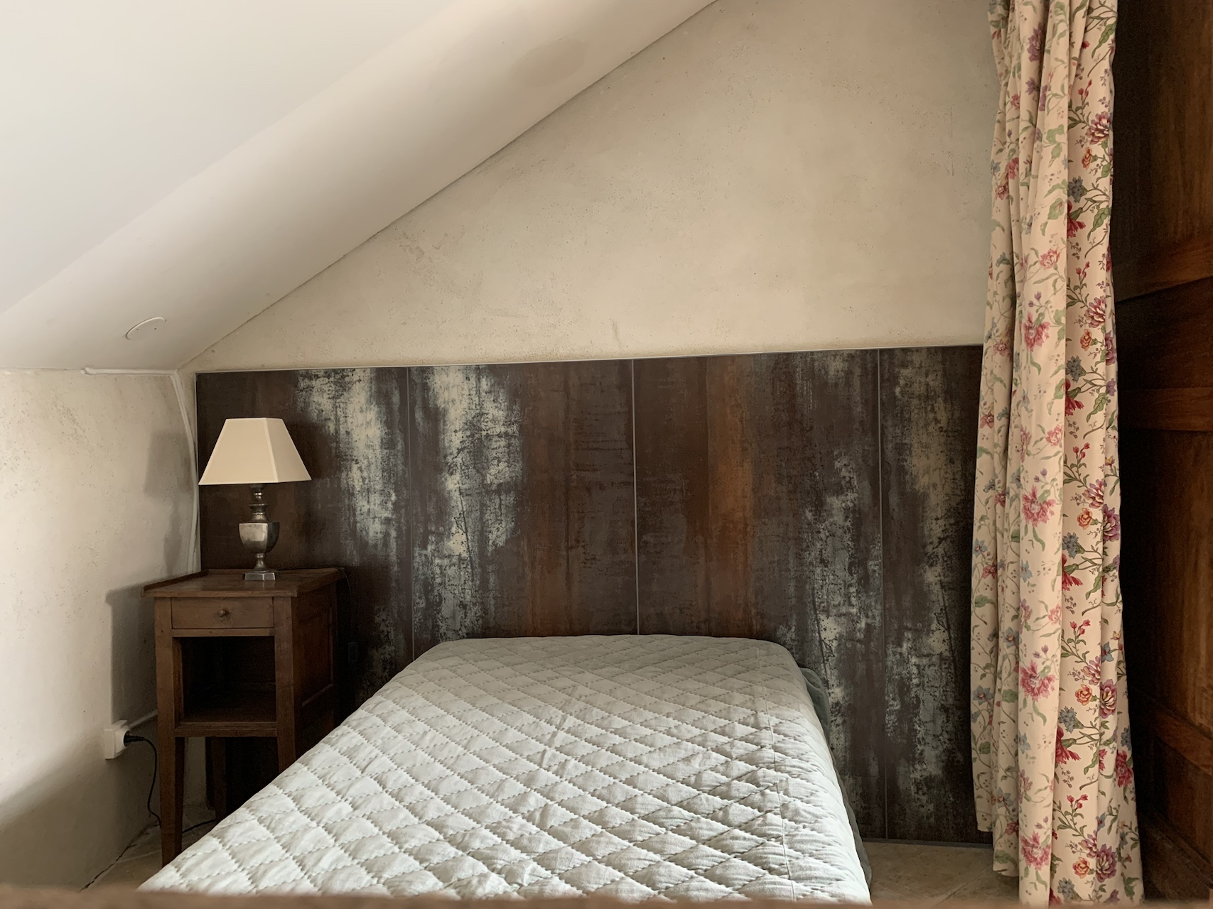 vue du lit simple pour 1 personnes dans la chambre d'hôtes Maison du Tisserand à Flavigny sur Ozerain
