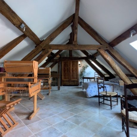 Chambre d’hôtes de l’Atelier Aperçu globale de la chambre avec une charpente du XIII siècles